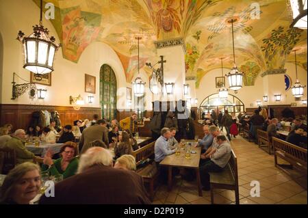 Blick in den Räumen des traditionellen Hofbräuhaus in München (Bayern), 23.01.2013. Stockfoto