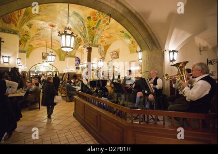 Blick in den Räumen des traditionellen Hofbräuhaus in München (Bayern), 23.01.2013. Stockfoto