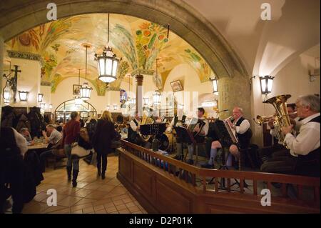 Blick in den Räumen des traditionellen Hofbräuhaus in München (Bayern), 23.01.2013. Stockfoto