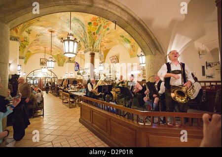 Blick in den Räumen des traditionellen Hofbräuhaus in München (Bayern), 23.01.2013. Stockfoto