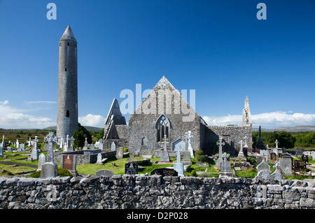 Kilmacduagh Monastery und runder Turm, County Galway, Irland. Stockfoto