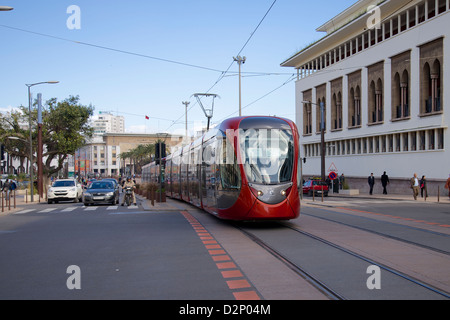 Moderne rote Straßenbahn auf den Straßen von Casablanca, Marokko Stockfoto