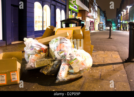 Müll gesammelt werden warten Leeds Stadtzentrum Stockfoto