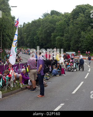 Eine Menschenmenge erwartet Konkurrenten in London 2012 Olympics Mens Cycling Zeitfahren. Stockfoto