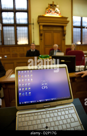 Foto, das dem Einsatz von Technologie im inneren Gericht, insbesondere eine Tablette zeigt. Bilder ist Richter Maidstone in Kent Stockfoto