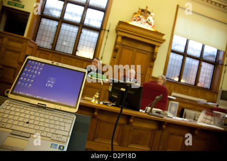 Foto, das dem Einsatz von Technologie im inneren Gericht, insbesondere eine Tablette zeigt. Bilder ist Richter Maidstone in Kent Stockfoto