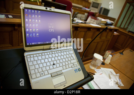 Foto, das dem Einsatz von Technologie im inneren Gericht, insbesondere eine Tablette zeigt. Bilder ist Richter Maidstone in Kent Stockfoto