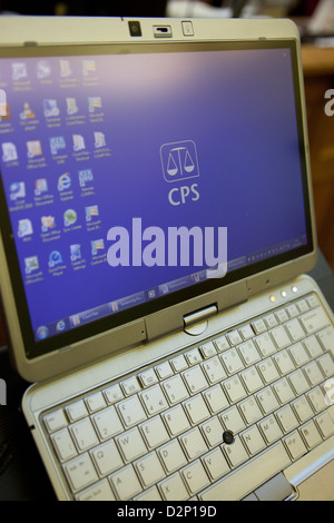 Foto, das dem Einsatz von Technologie im inneren Gericht, insbesondere eine Tablette zeigt. Bilder ist Richter Maidstone in Kent Stockfoto