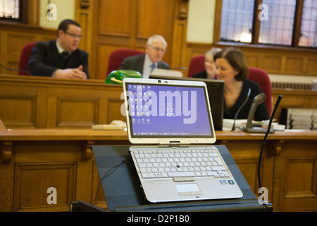 Foto, das dem Einsatz von Technologie im inneren Gericht, insbesondere eine Tablette zeigt. Bilder ist Richter Maidstone in Kent Stockfoto