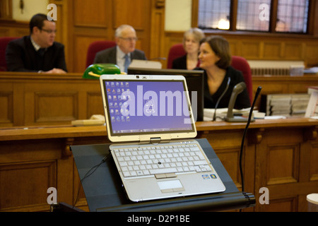 Foto, das dem Einsatz von Technologie im inneren Gericht, insbesondere eine Tablette zeigt. Bilder ist Richter Maidstone in Kent Stockfoto