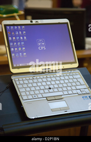 Foto, das dem Einsatz von Technologie im inneren Gericht, insbesondere eine Tablette zeigt. Bilder ist Richter Maidstone in Kent Stockfoto