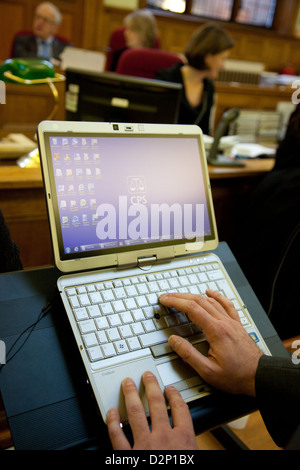 Foto, das dem Einsatz von Technologie im inneren Gericht, insbesondere eine Tablette zeigt. Bilder ist Richter Maidstone in Kent Stockfoto