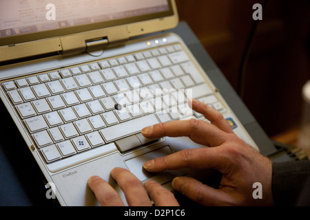 Foto, das dem Einsatz von Technologie im inneren Gericht, insbesondere eine Tablette zeigt. Bilder ist Richter Maidstone in Kent Stockfoto