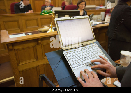 Foto, das dem Einsatz von Technologie im inneren Gericht, insbesondere eine Tablette zeigt. Bilder ist Richter Maidstone in Kent Stockfoto