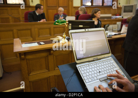 Foto, das dem Einsatz von Technologie im inneren Gericht, insbesondere eine Tablette zeigt. Bilder ist Richter Maidstone in Kent Stockfoto