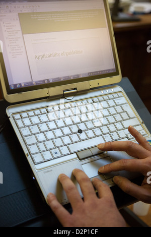 Foto, das dem Einsatz von Technologie im inneren Gericht, insbesondere eine Tablette zeigt. Bilder ist Richter Maidstone in Kent Stockfoto