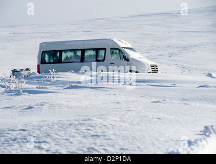 verlassene van auf der A39 Somerset zwischen Porlock und Lynton, die über Nacht durch Schneeverwehungen, UK blockiert wurde Stockfoto