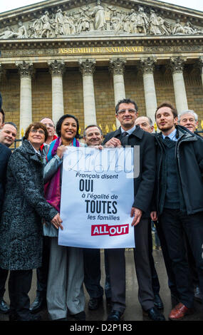 Paris, Frankreich. Französische LGTB Aktivismus, N.G.O. Gruppe, präsentiert unterzeichnete Petition für Chancengleichheit, gegen Diskriminierung, pro-homosexuelle Ehe, zu den Abgeordneten der Nationalen Versammlung Gebäude. ('Corinne Narassiguin') Stockfoto