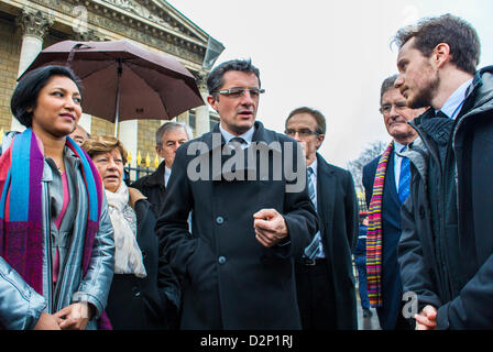 Paris, Frankreich Französisch LGTB N.G.O. Gruppe, 'All Out', präsentiert unterschriebene Petition für Gleichheit, incuding Gay Marriage, an die Abgeordneten im Na-tional Assembly Building. ('Corinne Narassiguin' ) gegen Diskriminierung, Socialist Labour Party Stockfoto