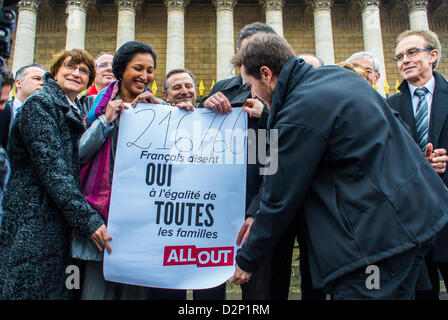 Paris, Frankreich. Politik, Französisch LGTB N.G.O. Gruppe, All Out, unterschriebene Petition für Gleichberechtigung, an die Abgeordneten im Na-tional Assembly Building, ('Corinne Narassiguin'), pro schwule Ehe gegen Diskriminierung Stockfoto