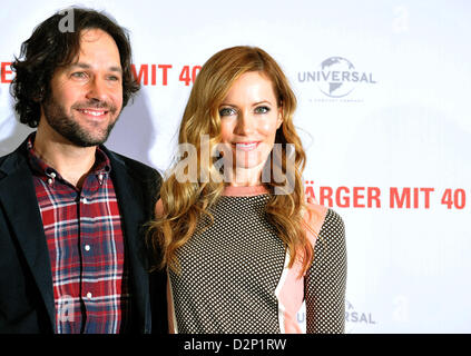 Berlin, Deutschland. 30. Januar 2013. US-Schauspieler Paul Rudd und Schauspielerin Leslie Mann stellen bei einem Fototermin für den Film "Das ist 40" in Berlin, Deutschland, 30. Januar 2013. Foto: PAUL ZINKEN / Alamy Live News Stockfoto