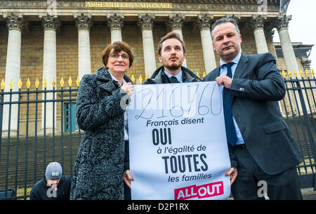 Paris, Frankreich. Französische LGTB N.G.O. Gruppe, die Unterschriften für Gleichstellungsfragen, gegen Diskriminierung, einschließlich der Ehe mit Homosexuellen, an die Abgeordneten im Gebäude der Nationalversammlung („Guillaume Bonnet“, der „All Out“-Organisation) überreicht hat. Foto der Politics Group, Socialist Labour Party, französische Regierung Stockfoto