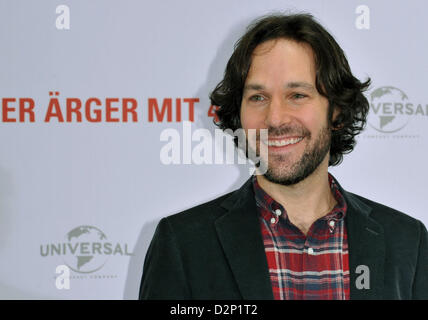 Berlin, Deutschland. 30. Januar 2013. US-Schauspieler Paul Rudd stellt bei einem Fototermin für den Film "Das ist 40" in Berlin, Deutschland, 30. Januar 2013. Foto: PAUL ZINKEN / Alamy Live News Stockfoto