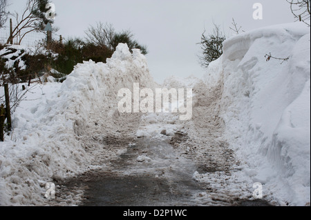Schneeverwehungen auf Feldweg im Winter an der Kirche Stretton Shropshire England UK Stockfoto