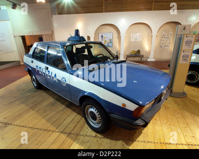 Ein Fahrzeug von Alfa Romeo, das von der italienischen Polizei (Polizia) verwendet wird und das Design und die Funktion des Fahrzeugs bei der Strafverfolgung demonstriert. Stockfoto