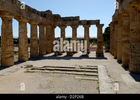 Selinunte. Sizilien. Italien. Innenansicht in Richtung der Vorderseite des 5. Jahrhunderts v. Chr. Tempel E die Göttin Hera gewidmet ist. Stockfoto