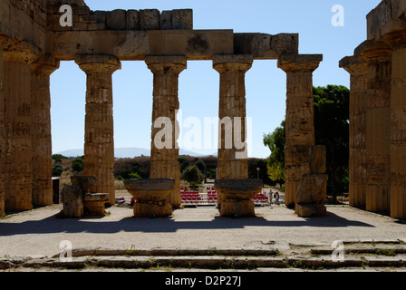 Selinunte. Sizilien. Italien. Innenansicht in Richtung der Vorderseite des 5. Jahrhunderts v. Chr. Tempel E die Göttin Hera gewidmet ist. Stockfoto