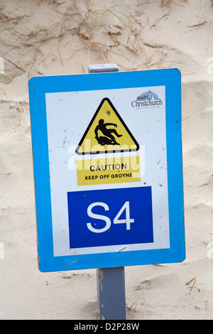 Vorsicht Halten Sie sich im Januar Winter von einem groyne-Schild zwischen Sanddünen am Mudeford Hengistbury Head, Christchurch, Dorset, fernzuhalten Stockfoto