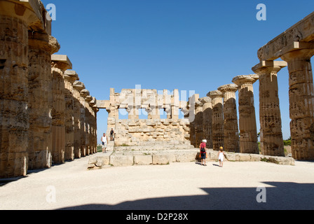 Selinunte. Sizilien. Italien. Innenansicht in Richtung der Rückseite des 5. Jahrhunderts v. Chr. Tempel E die Göttin Hera gewidmet ist. Stockfoto