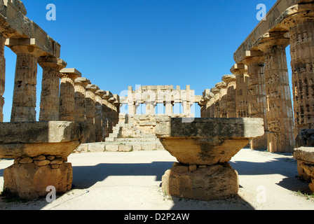 Selinunte. Sizilien. Italien. Innenansicht in Richtung der Rückseite des 5. Jahrhunderts v. Chr. Tempel E die Göttin Hera gewidmet ist. Stockfoto