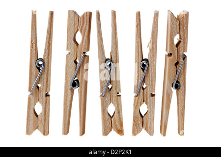 hölzerne Wäscheklammern auf weiß Stockfoto