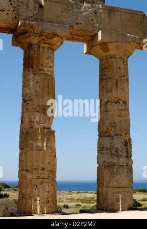 Selinunte. Sizilien. Italien. Blick auf das Mittelmeer durch Spalten in der hinteren Ecke des 5. Jahrhunderts v. Chr. Tempel E Stockfoto