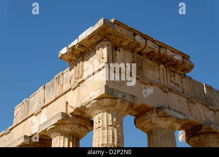 Selinunte Sizilien Italien. Ein Abschnitt des Entablature (Architrave und dann) des griechischen Doric 5. Jahrhundert v. Chr. Tempel E Stockfoto