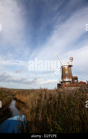 Himmel und Sümpfe dominieren die Norfolk-Landschaft in der Nähe der Nordküste Stockfoto