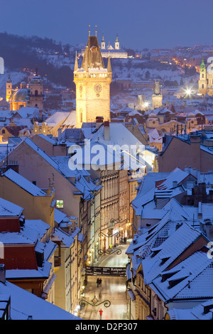 Tschechische Republik, Prag - Turm des alten Rathauses und Dächer der Altstadt im winter Stockfoto