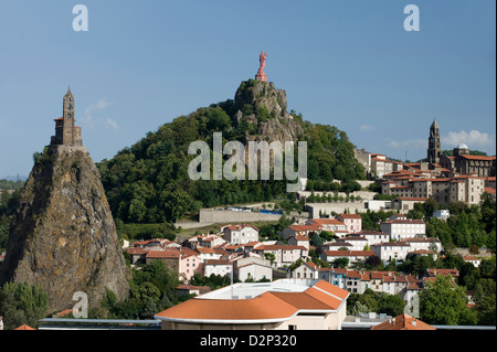 ST. MICHEL DÕAIGUILHE MIT CORNEILLE ROCK LE PUY EN VELAY HAUTE-LOIRE AUVERGNE FRANKREICH Stockfoto