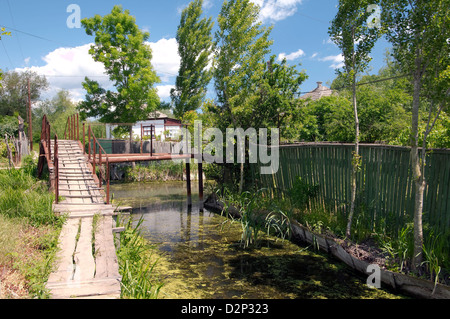 Boot am Kanal in Wilkowo oder Vilkovo, auch bekannt als "Ukrainische Venedig", Ukraine, Osteuropa Stockfoto