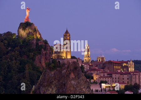 ST. MICHEL DÕAIGUILHE MIT CORNEILLE ROCK LE PUY EN VELAY HAUTE-LOIRE AUVERGNE FRANKREICH Stockfoto