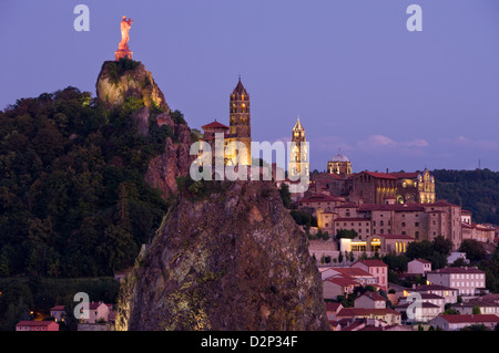 ST. MICHEL DÕAIGUILHE MIT CORNEILLE ROCK LE PUY EN VELAY HAUTE-LOIRE AUVERGNE FRANKREICH Stockfoto