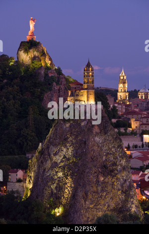 ST. MICHEL DÕAIGUILHE MIT CORNEILLE ROCK LE PUY EN VELAY HAUTE-LOIRE AUVERGNE FRANKREICH Stockfoto