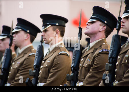 Aberystwyth, Wales, UK. 30. Januar 2013.  Soldaten aus der Prince Of Wales Company, 1. Bataillon Welsh Guards marschieren durch die Straßen von Aberystwyth in eine "Afghanistan Heimkehr Parade" am Mittwoch, 30. Januar.  Bildnachweis: Keith Morris / Alamy Live News Stockfoto