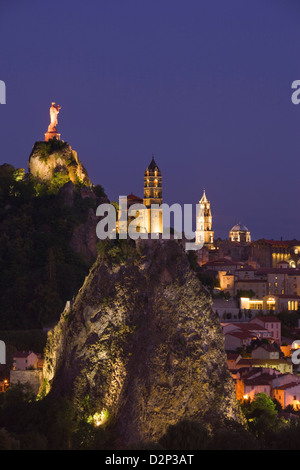 ST. MICHEL DÕAIGUILHE MIT CORNEILLE ROCK LE PUY EN VELAY HAUTE-LOIRE AUVERGNE FRANKREICH Stockfoto