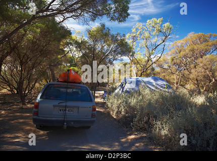 Ein Campingplatz am Ufer des Murray River an einem Ort namens Überschrift Klippen in The South Australian Riverland Stockfoto