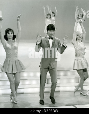 CLIFF RICHARD in der ITV-Serie "Showtime" mit Lionel Blair Tänzer im Jahr 1968 Stockfoto