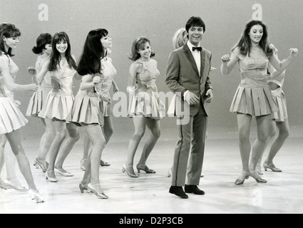 CLIFF RICHARD in der ITV-Serie "Showtime" mit Lionel Blair Tänzer im Jahr 1968 Stockfoto