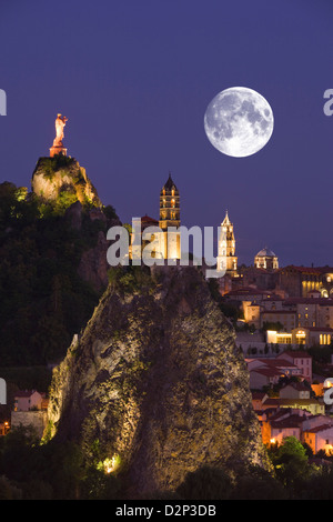 ST. MICHEL DÕAIGUILHE MIT CORNEILLE ROCK LE PUY EN VELAY HAUTE-LOIRE AUVERGNE FRANKREICH Stockfoto